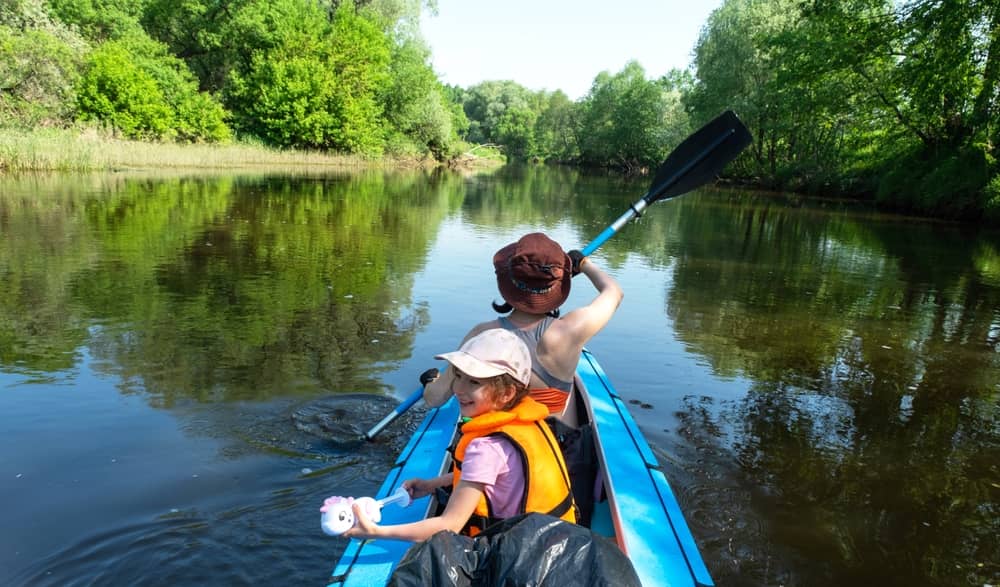 mère et sa fille faisant une sortie canoë réservée sur Cap Adrenaline