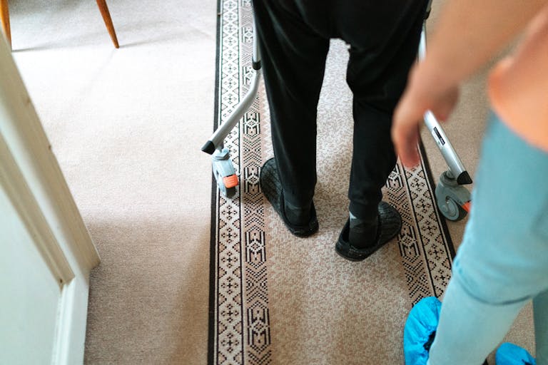 personne âgée avec un auxiliaire de vie, service inclus dans sa mutuelle